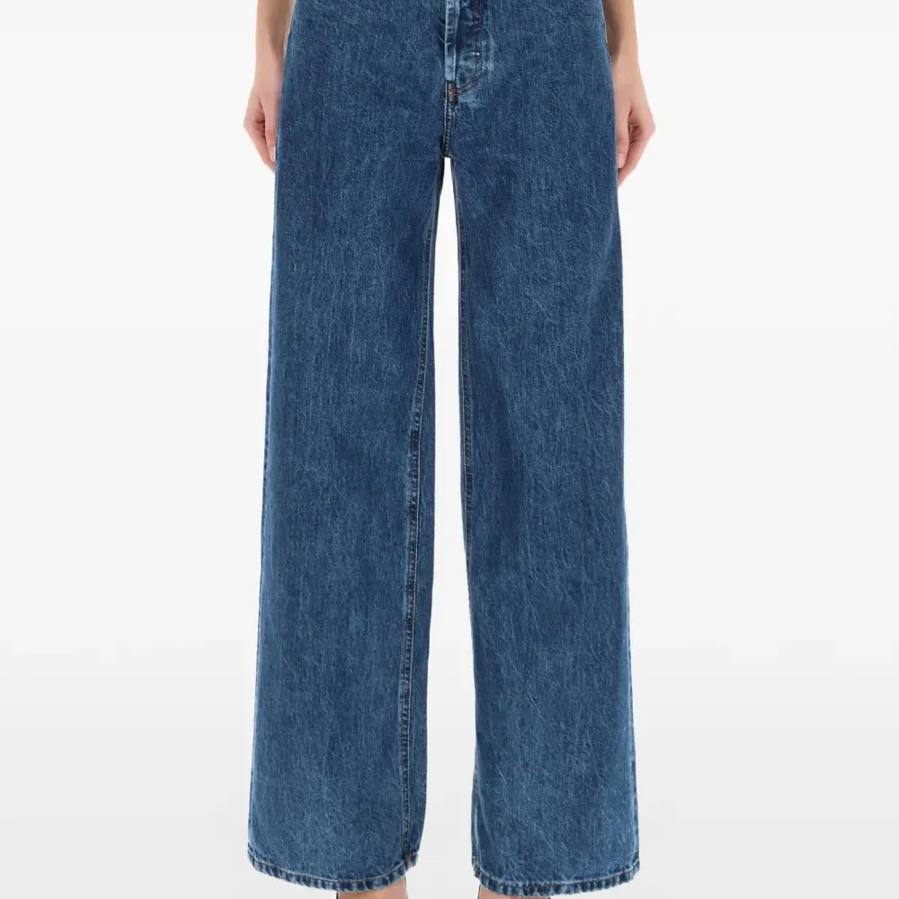 Джинсы свободного кроя в стиле скейтер