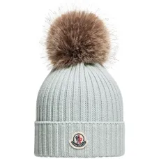 Вязаная шапка с помпоном и ребристой отделкой