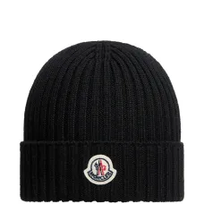 Вязаная шапка с нашивкой-логотипом