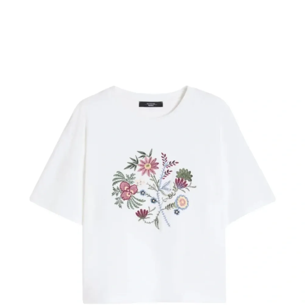 Футболка с цветочной вышивкой