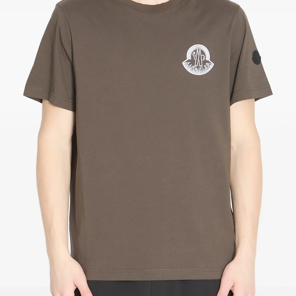 Футболка с нашивкой-логотипом