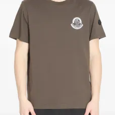 Футболка с нашивкой-логотипом