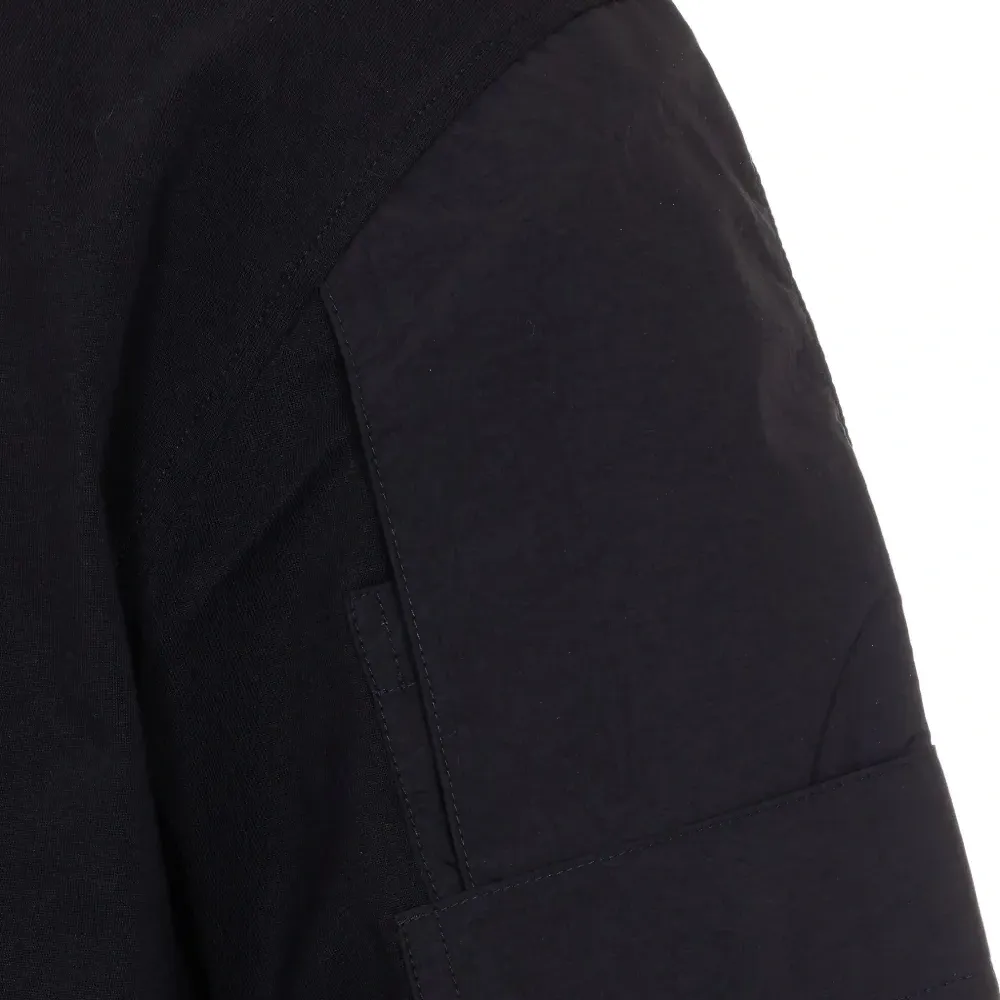 Футболка с карманом и логотипом