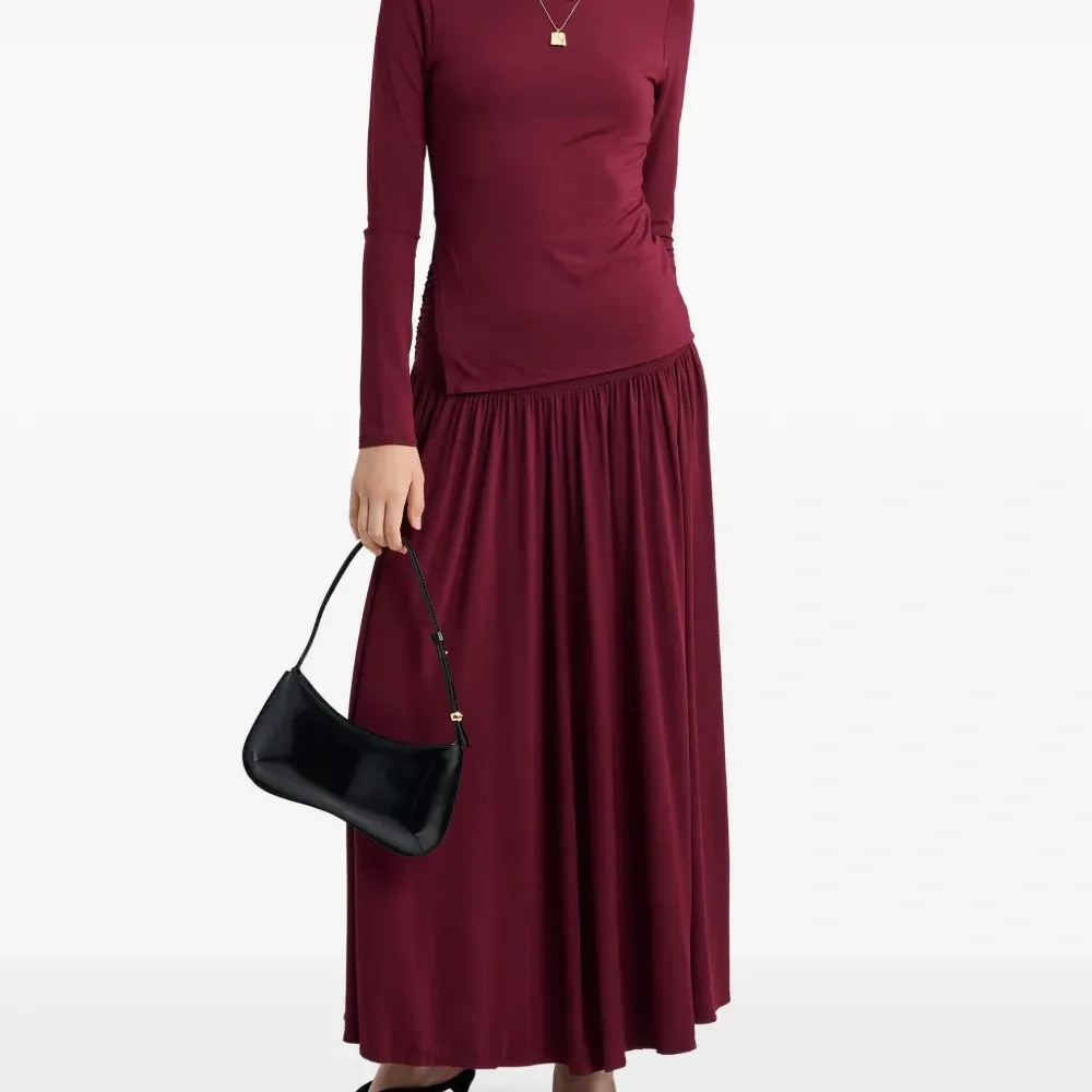 Блузка с длинными рукавами и боковым разрезом