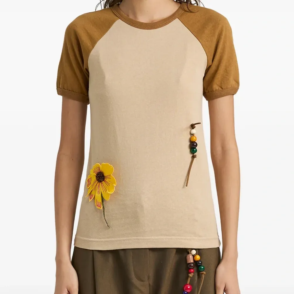 Футболка с аппликацией в виде цветов