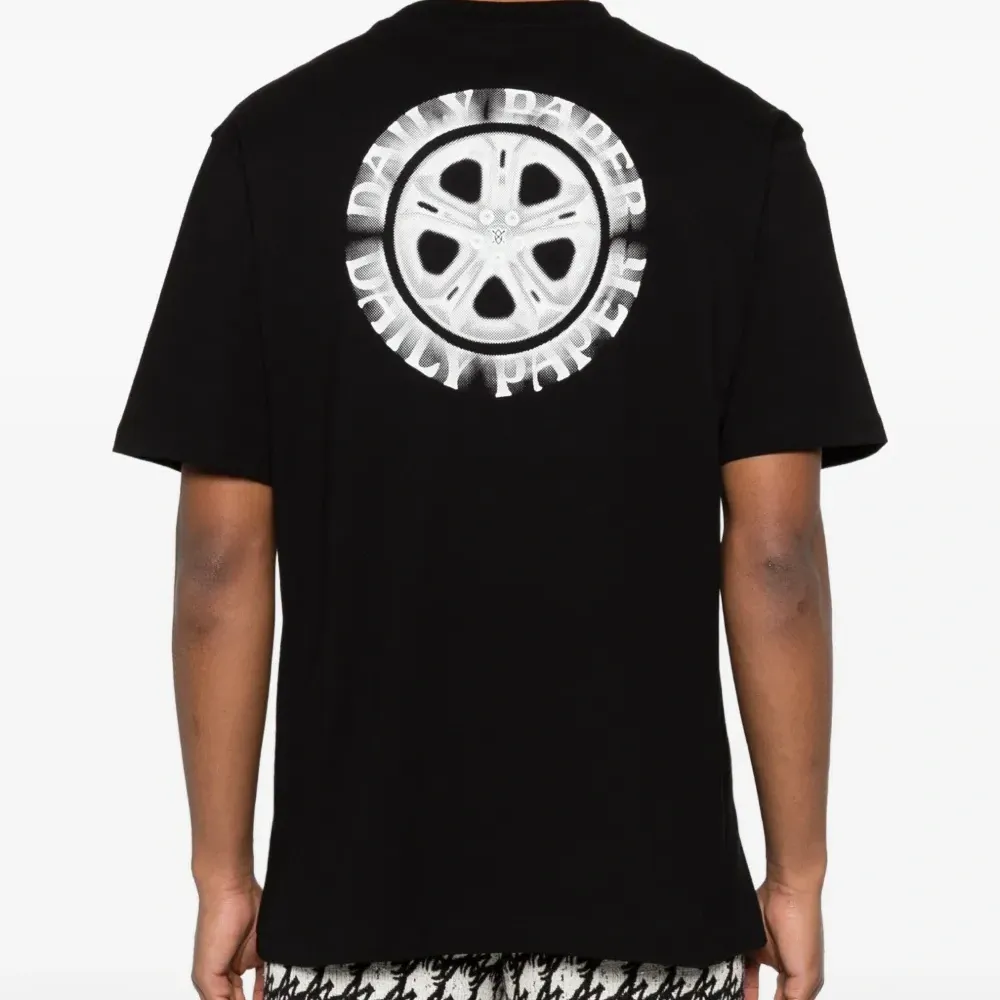 Футболка с логотипом