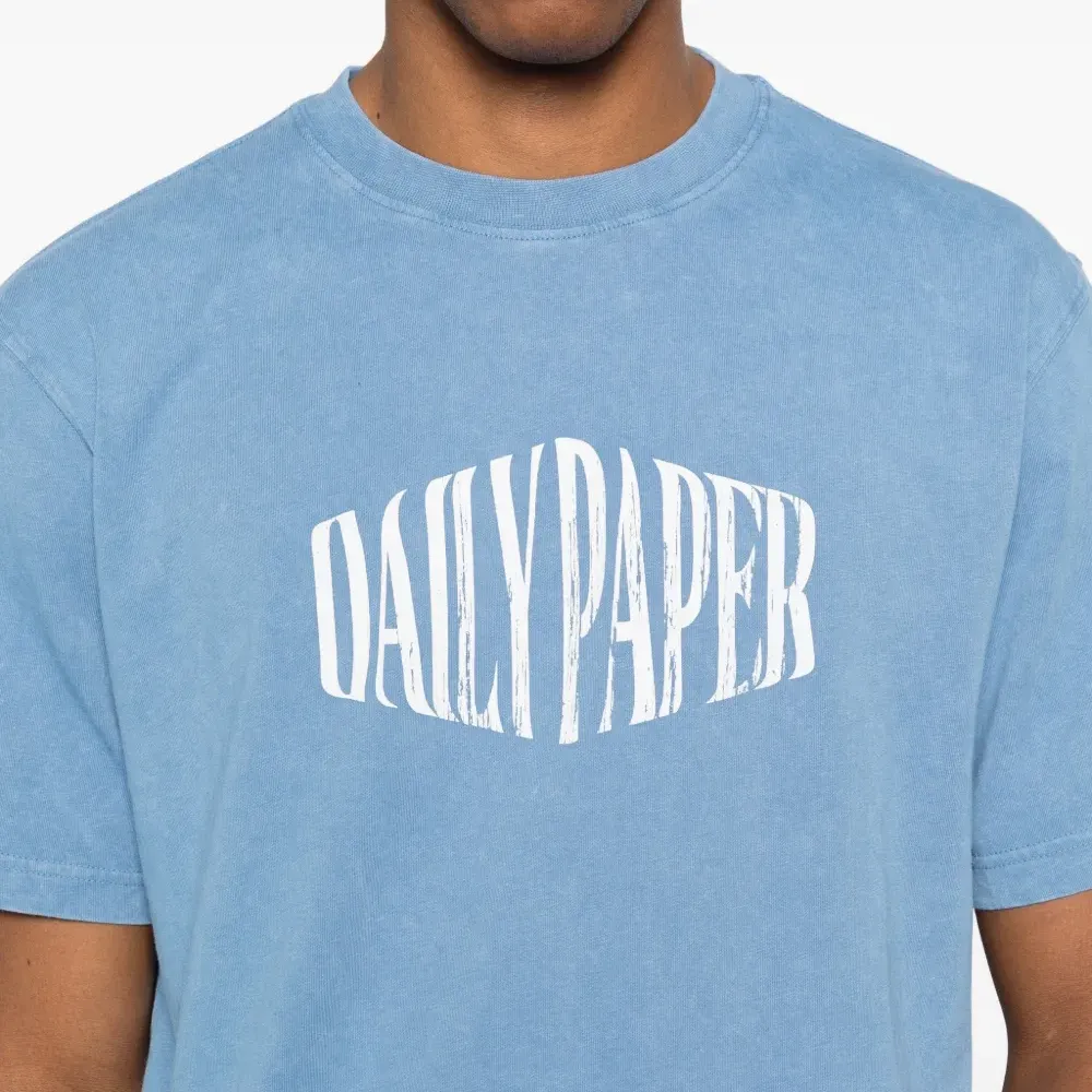 Футболка с логотипом