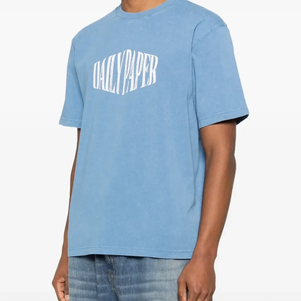 Футболка с логотипом