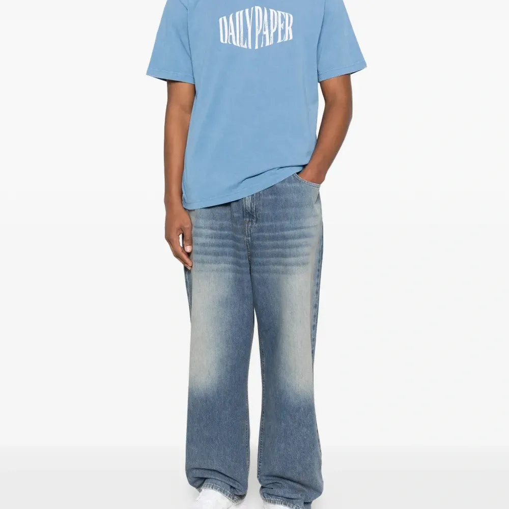 Футболка с логотипом