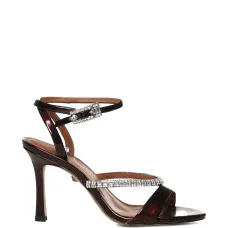 Босоножки с украшенными ремешками Босоножки с украшенными ремешками