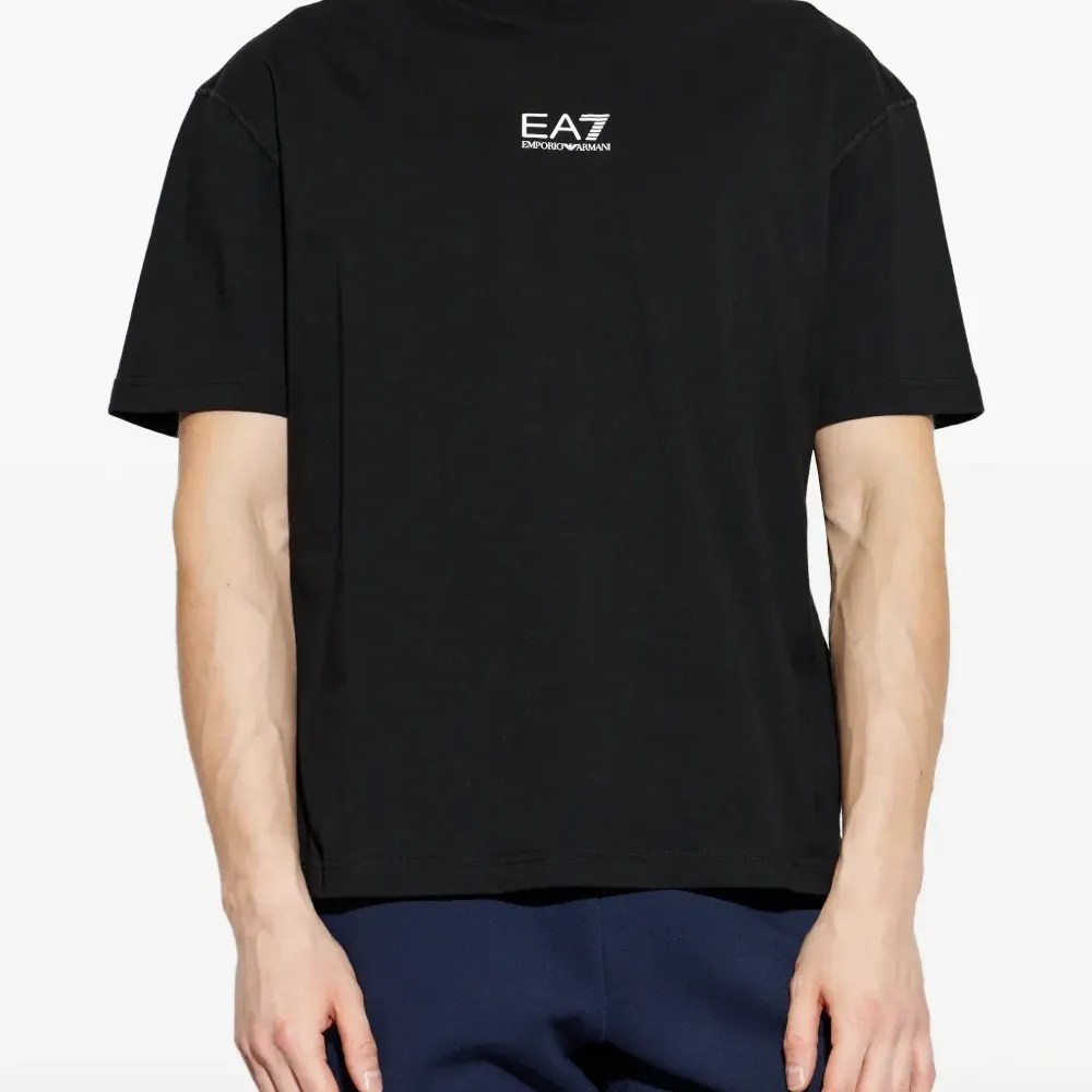 Футболка с принтом логотипа