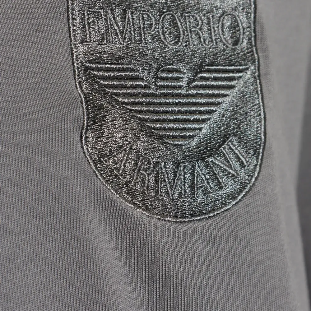 Футболка с нашивкой-логотипом