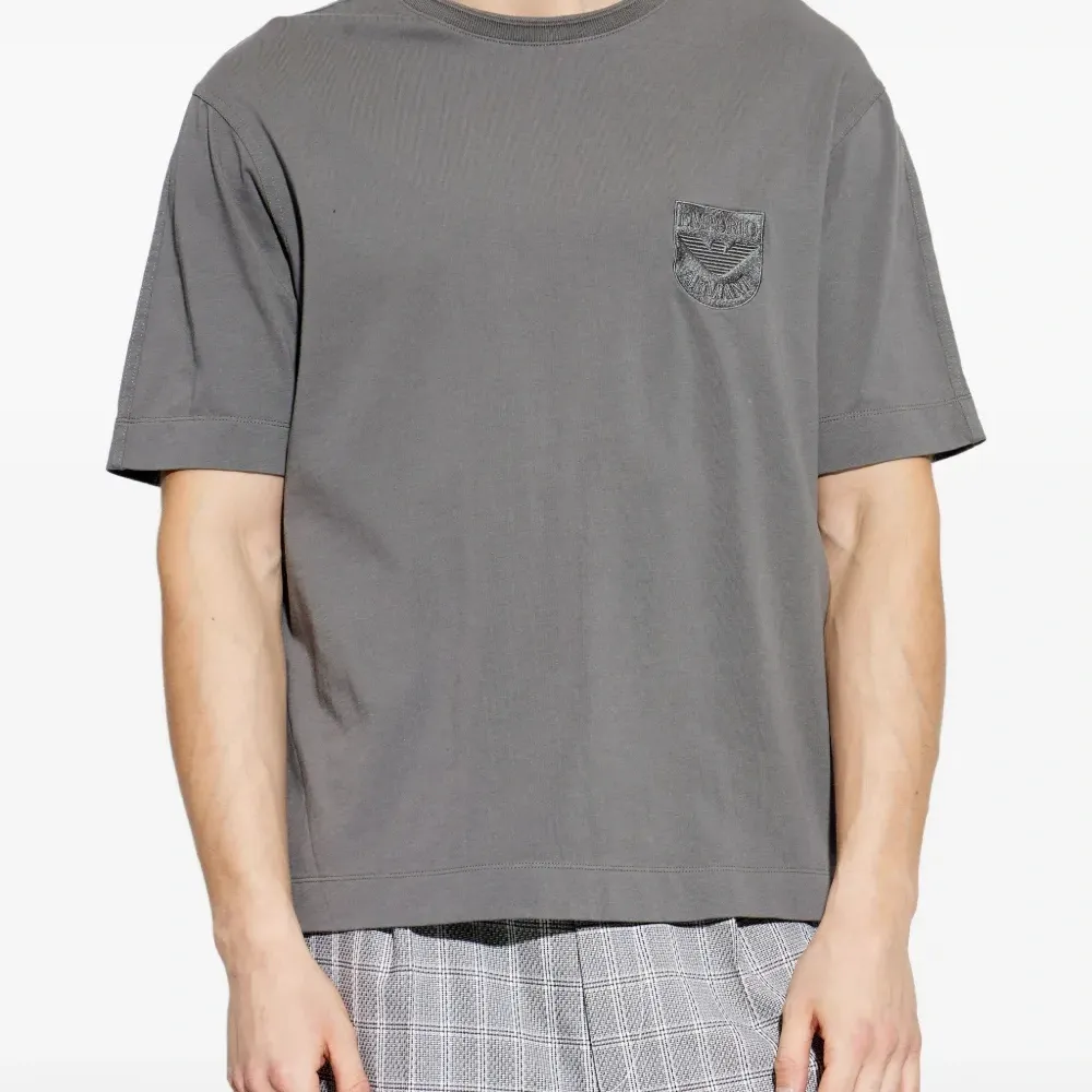 Футболка с нашивкой-логотипом