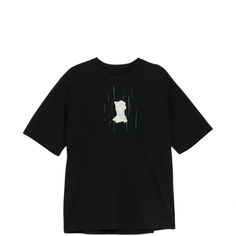 Футболка с вышитым логотипом