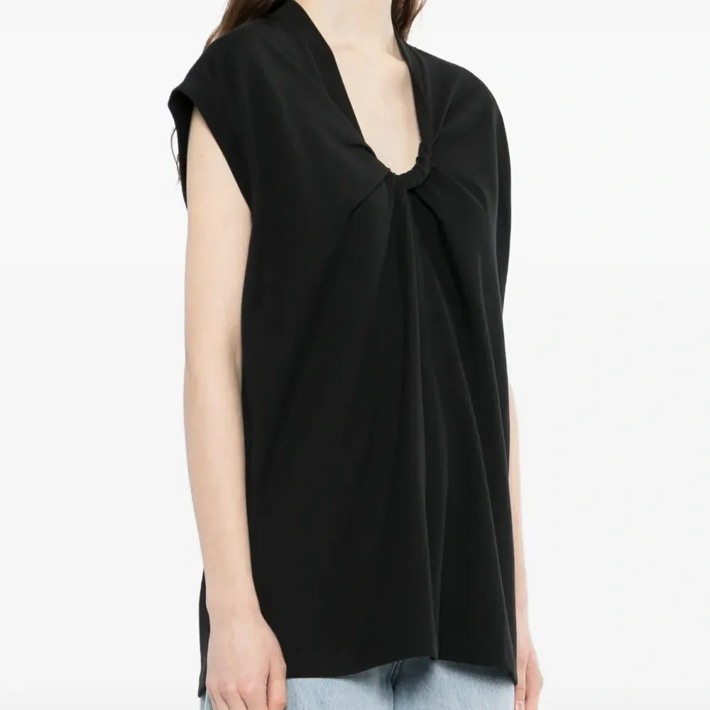 Плиссированная футболка без рукавов