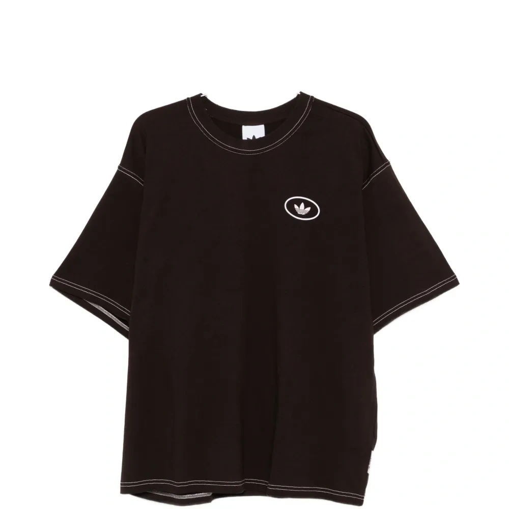 Футболка с контрастной строчкой и логотипом