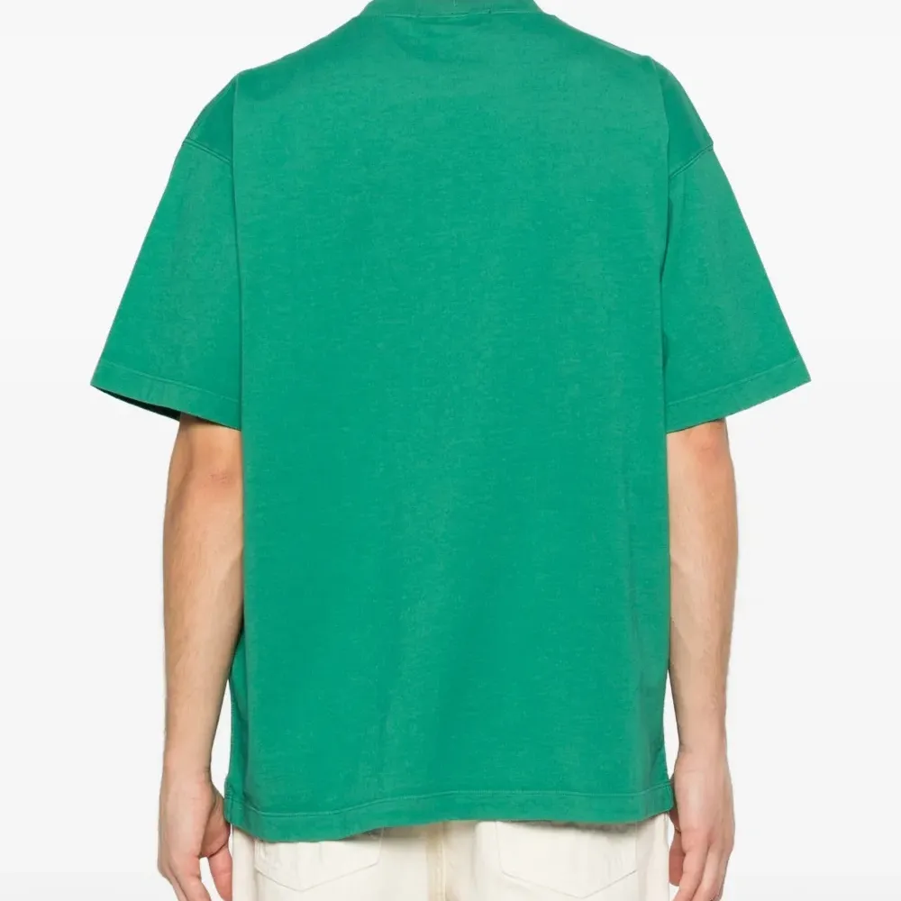 Футболка с нашивкой-логотипом