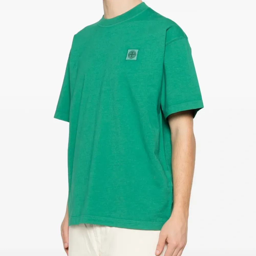 Футболка с нашивкой-логотипом