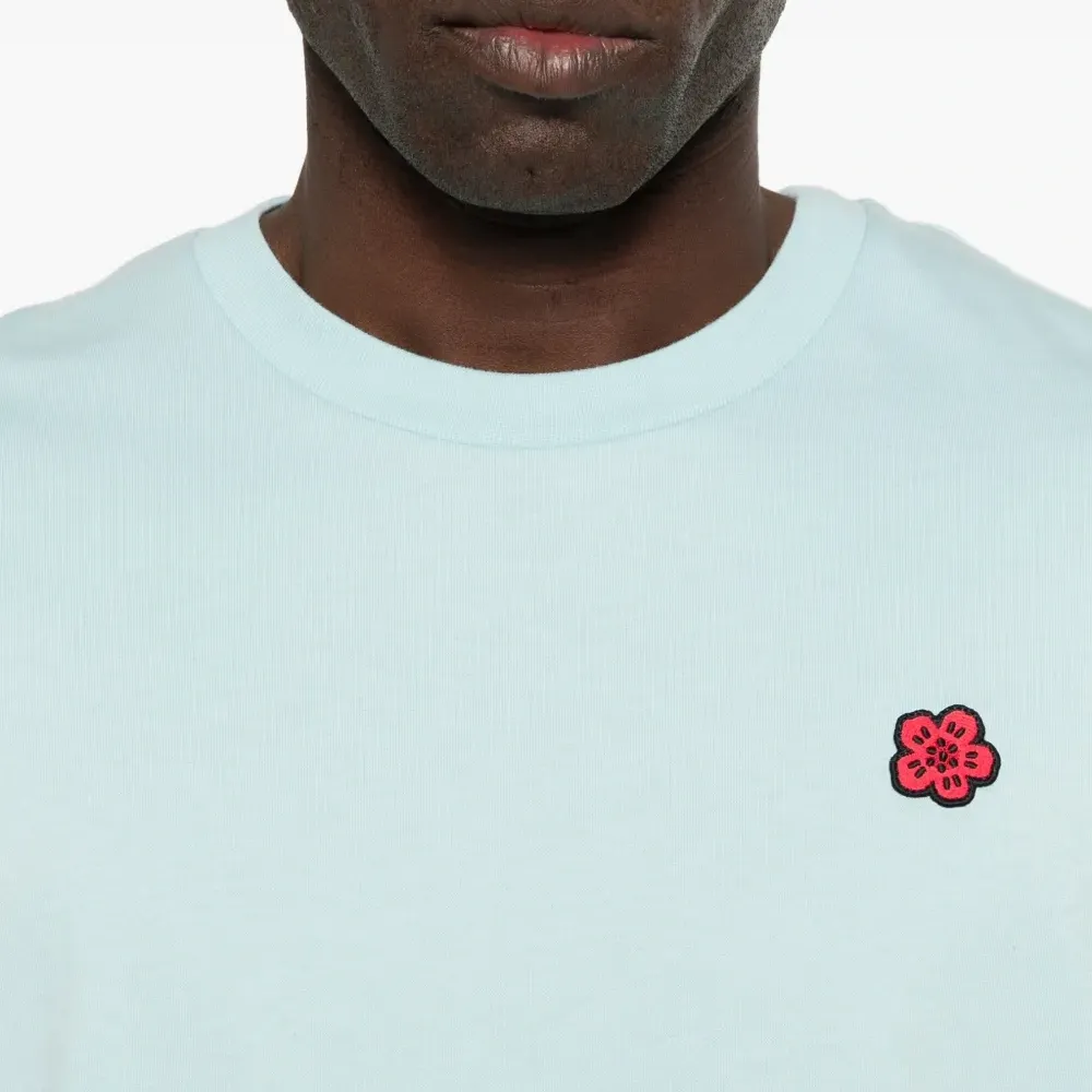 Футболка с нашивкой в виде цветка