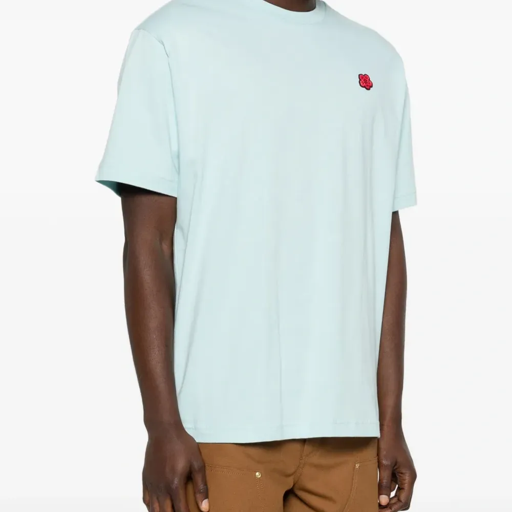 Футболка с нашивкой в виде цветка