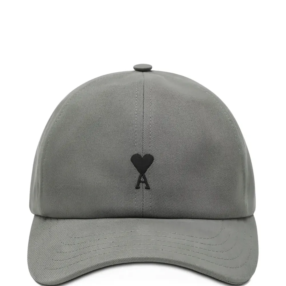 Бейсболка с вышитым логотипом Бейсболка с вышитым логотипом