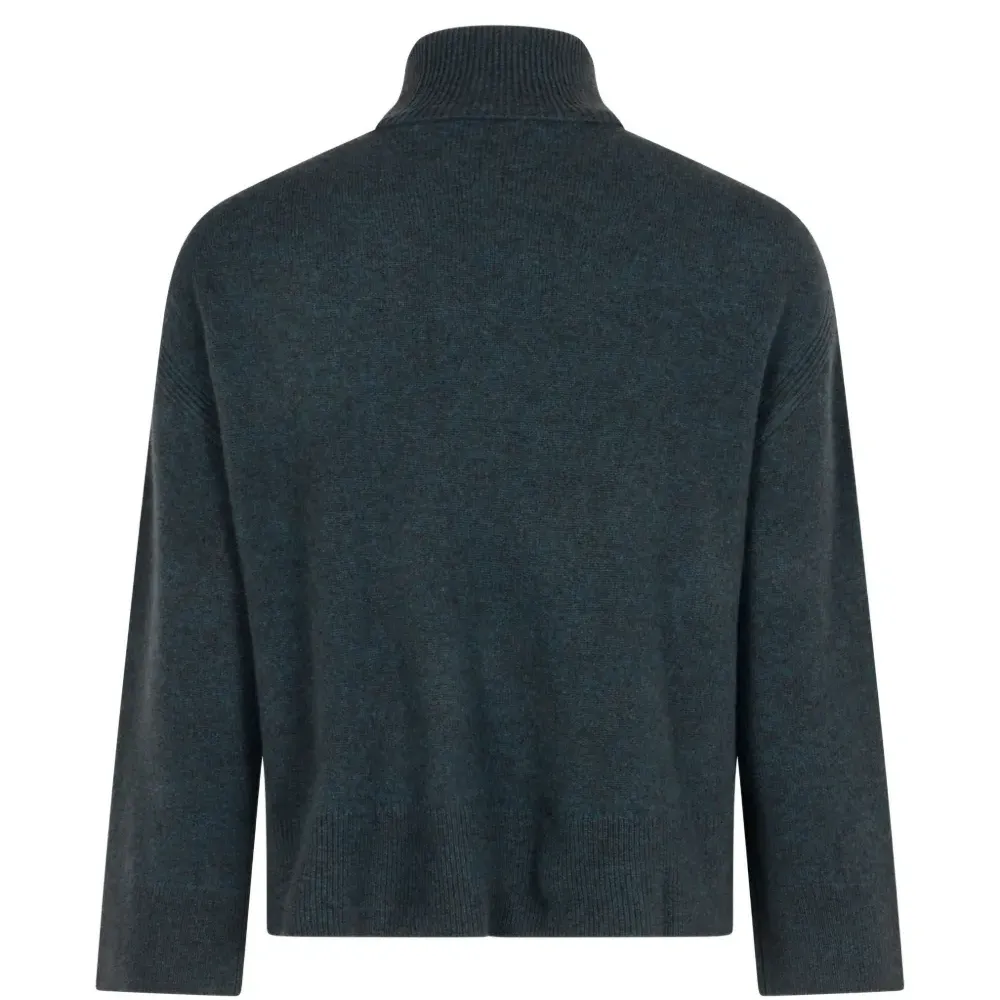 Вязаный свитер с воротником-гольф