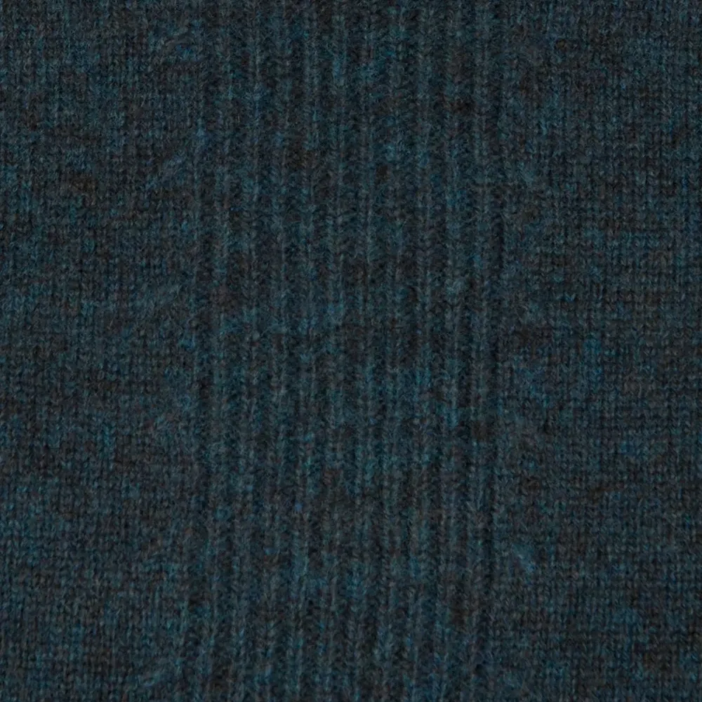 Вязаный свитер с воротником-гольф