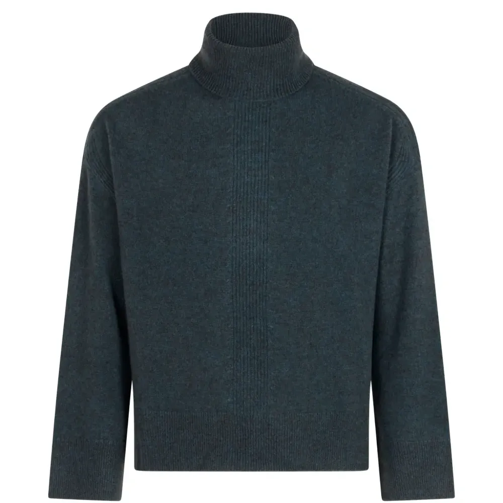 Вязаный свитер с воротником-гольф