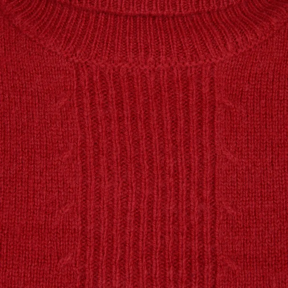 Вязаный свитер с воротником-гольф