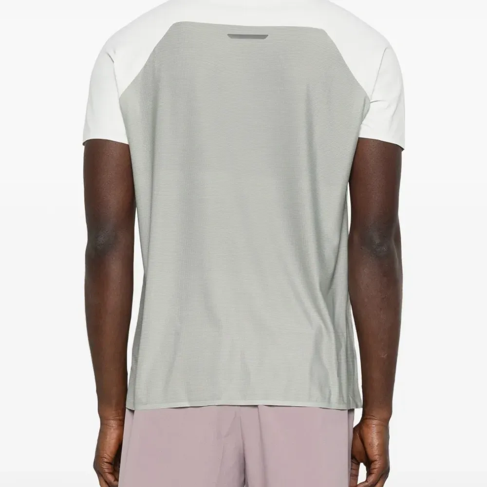 Футболка с логотипом