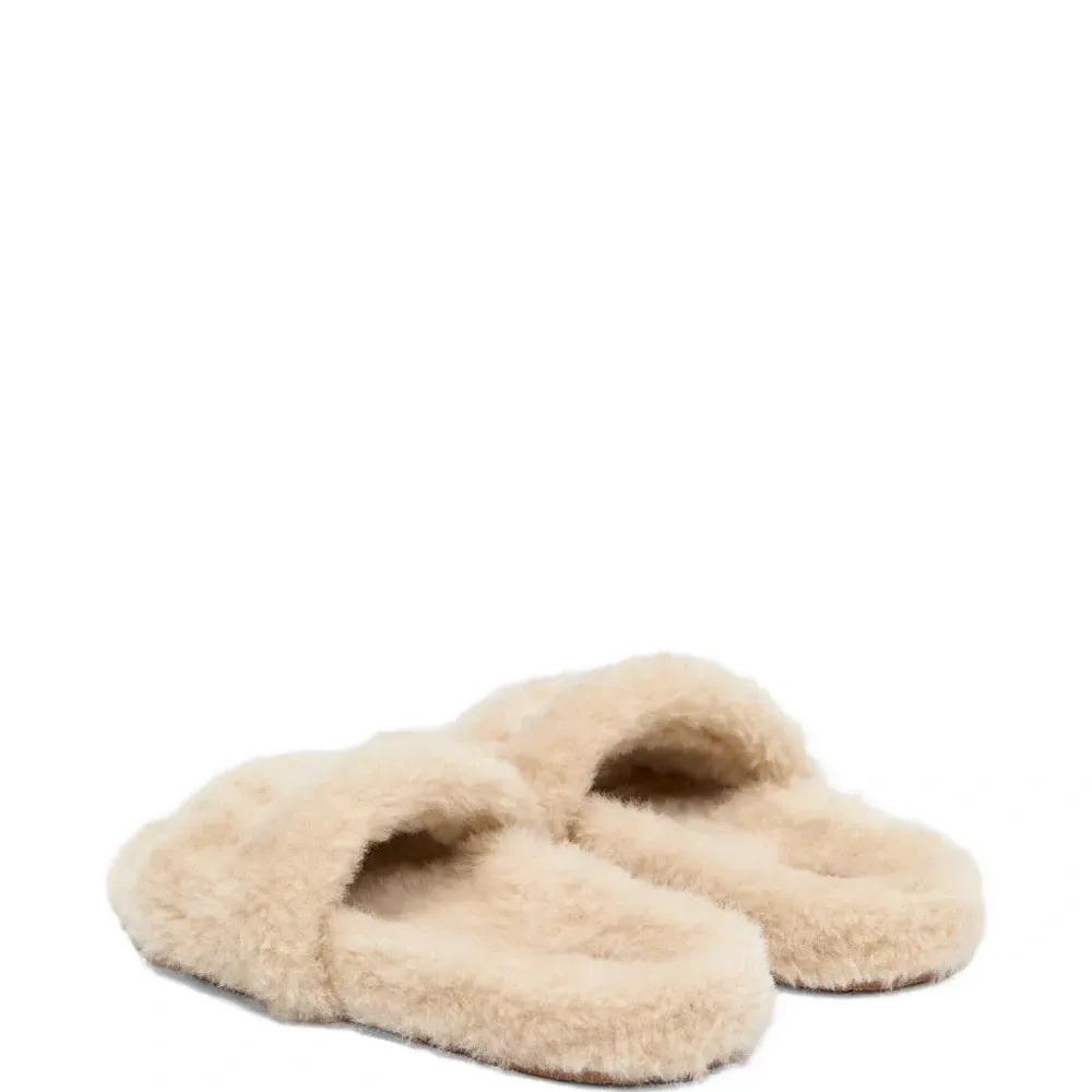 Тапочки с вышивкой логотипа