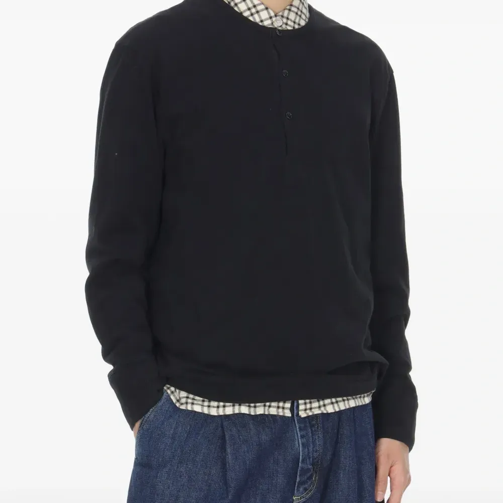 Лонгслив с длинными рукавами и застежкой "хенли"