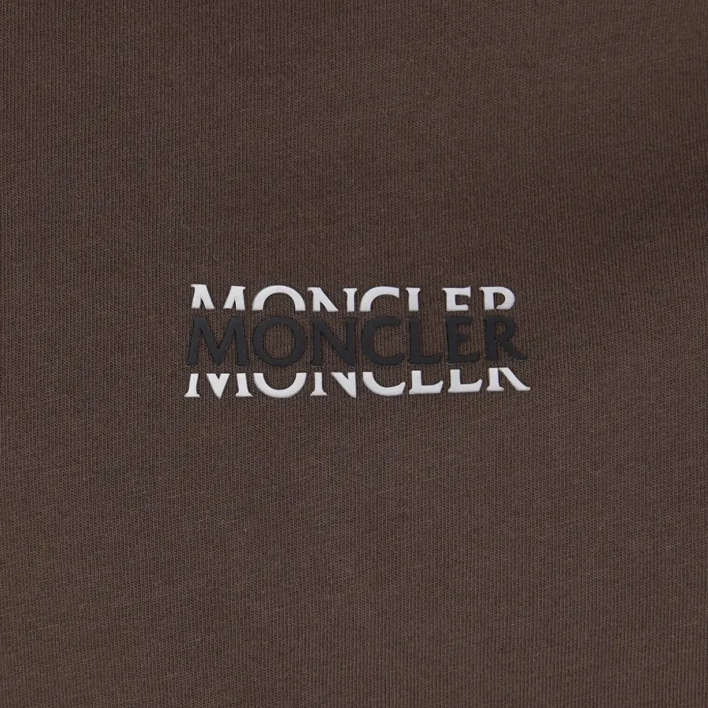 Футболка с нашивкой-логотипом