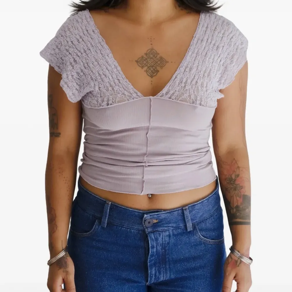 Топ с V-образным вырезом в стиле Неру Топ с V-образным вырезом в стиле Неру