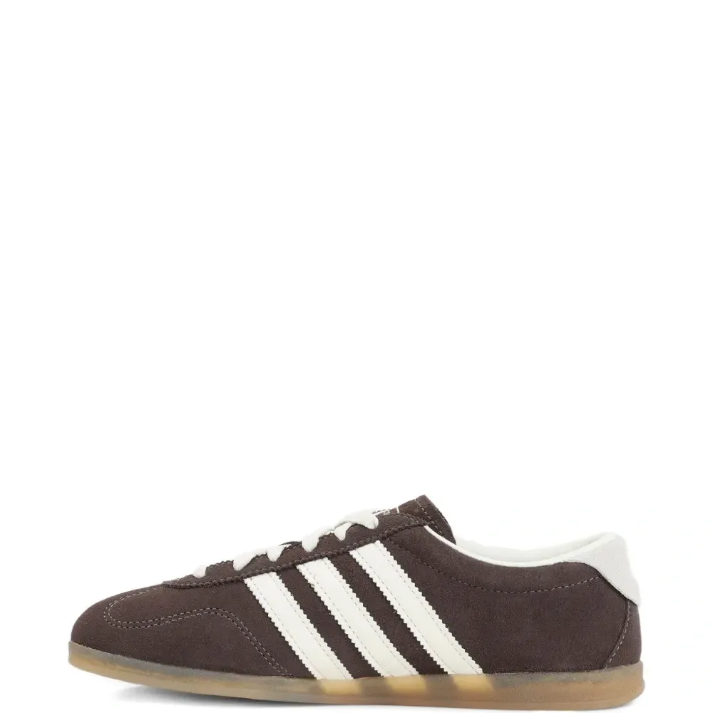 Замшевые кроссовки с полосками