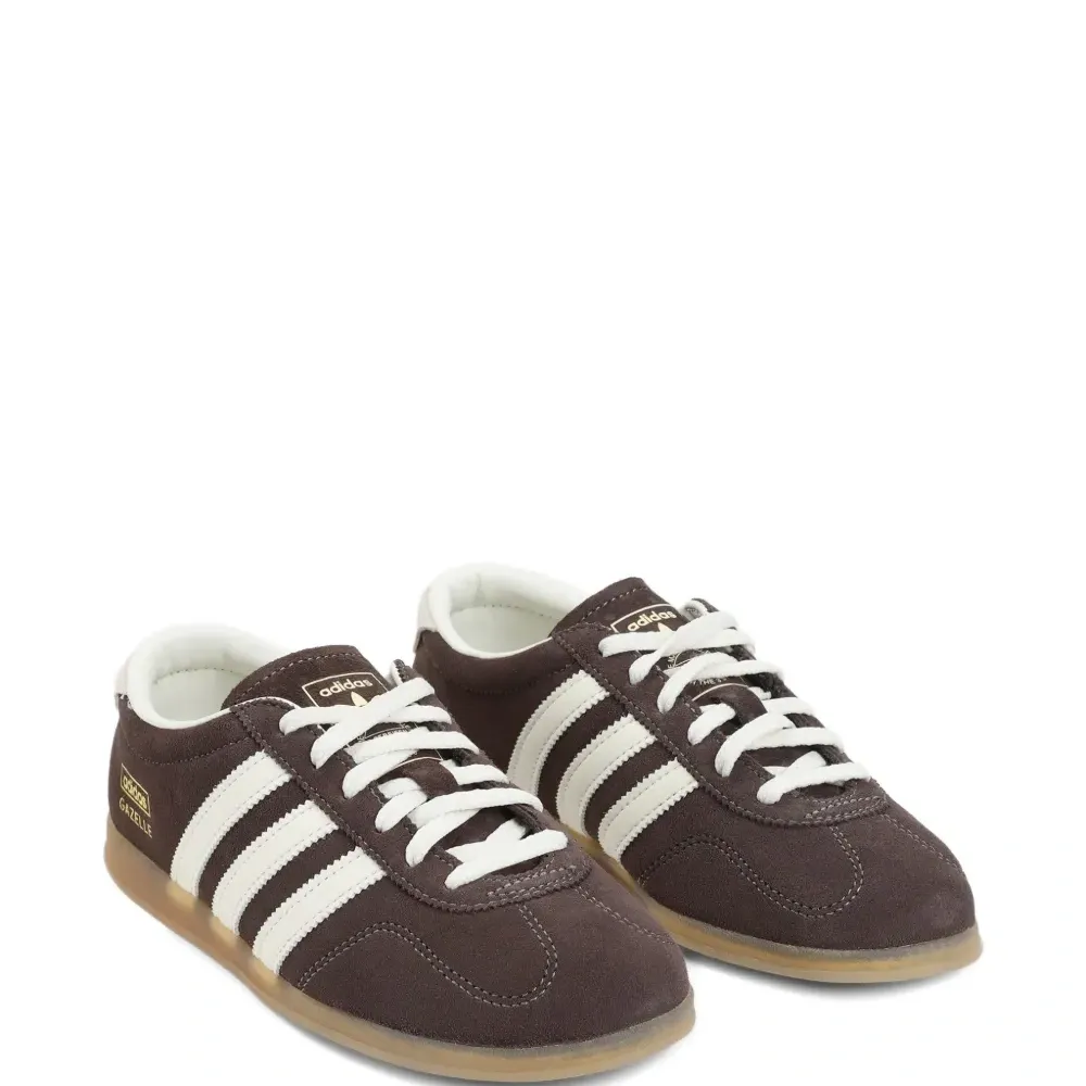 Замшевые кроссовки с полосками