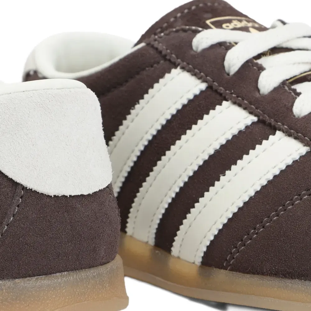 Замшевые кроссовки с полосками