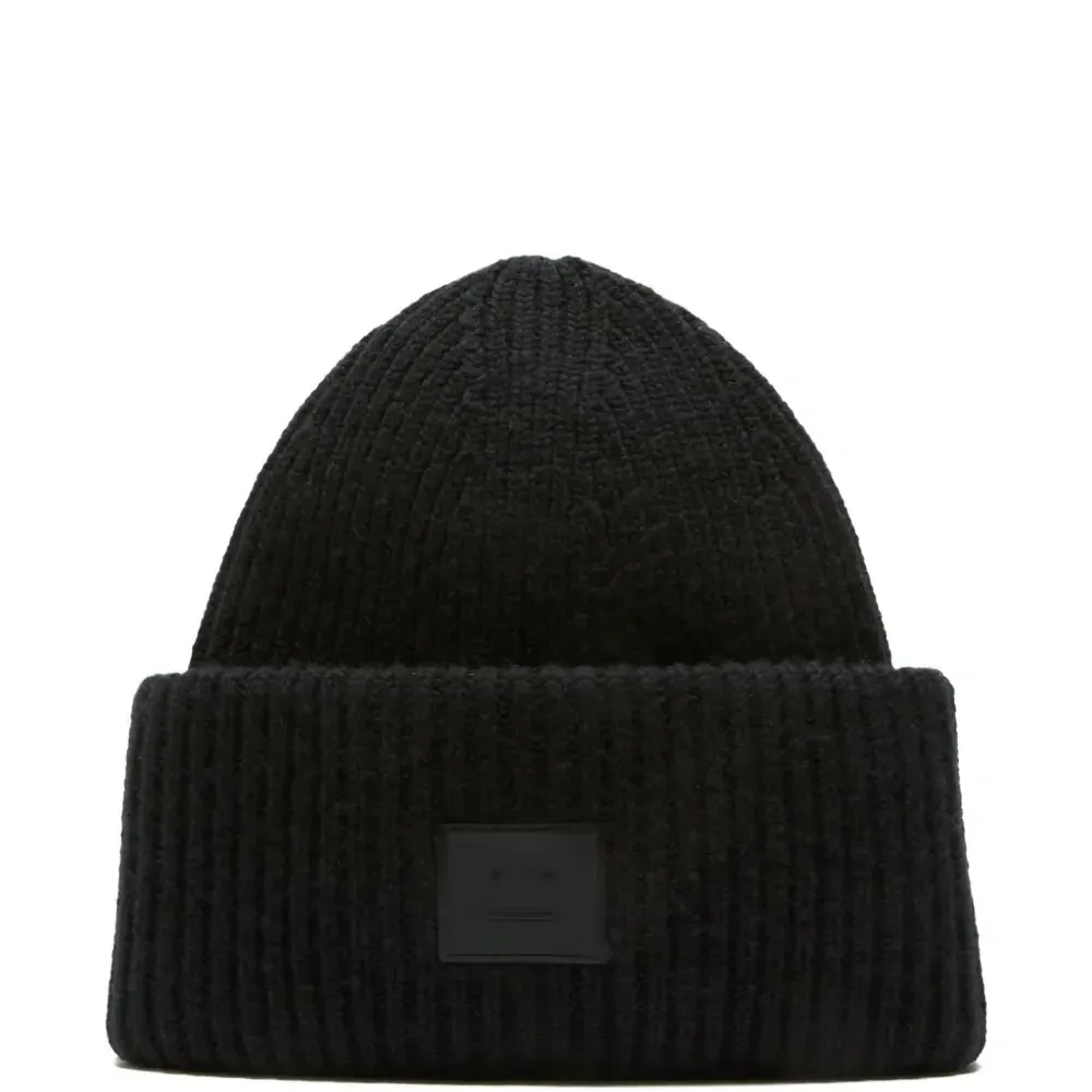 Шапка в рубчик с нашивкой на лицевой стороне