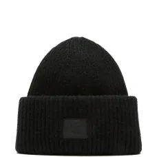 Шапка в рубчик с нашивкой на лицевой стороне