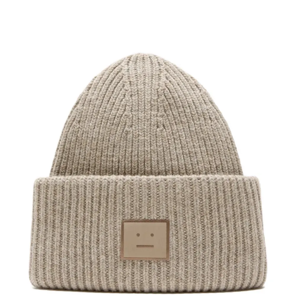 Шерстяная шапка с ребристой отделкой