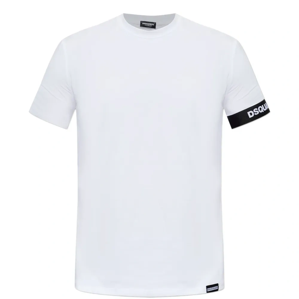 Футболка с нашивкой на рукаве Футболка с нашивкой на рукаве