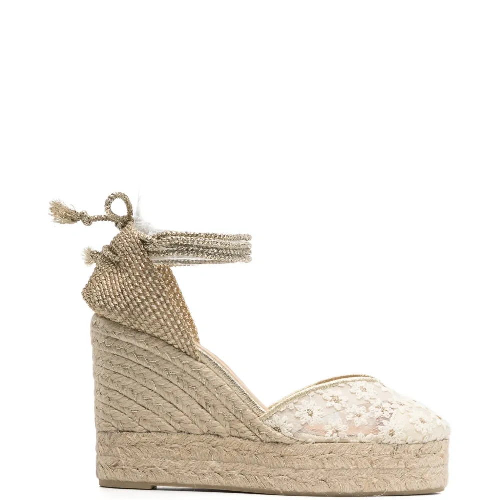 Босоножки на танкетке с цветочным кружевом