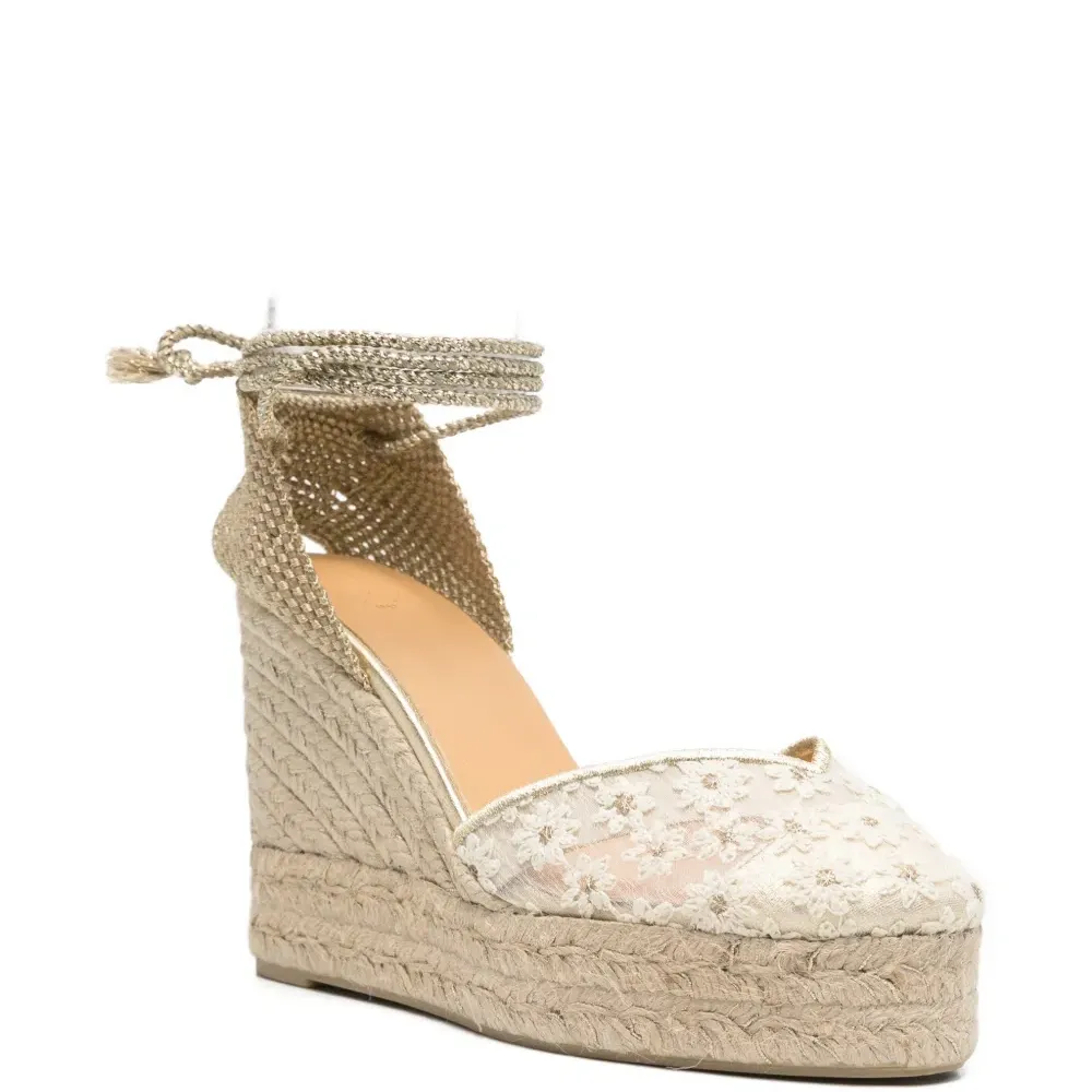 Босоножки на танкетке с цветочным кружевом