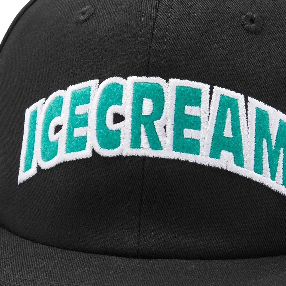 Бейсболка с вышитым логотипом