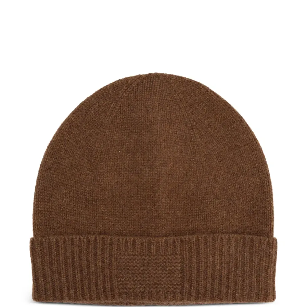 Вязаная шапка в рубчик