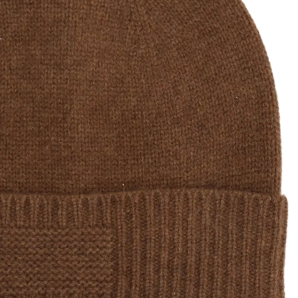 Вязаная шапка в рубчик