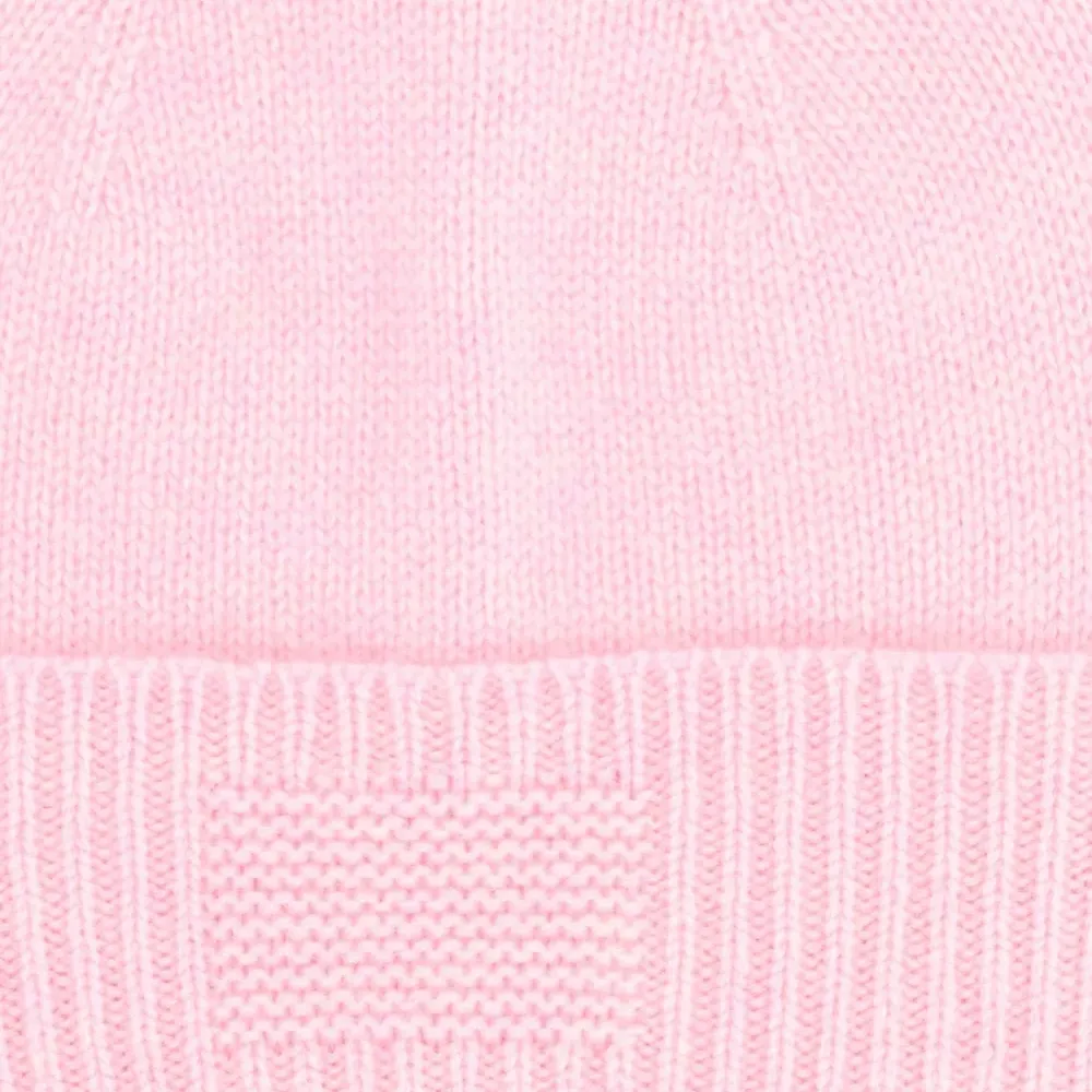 Вязаная шапка в рубчик