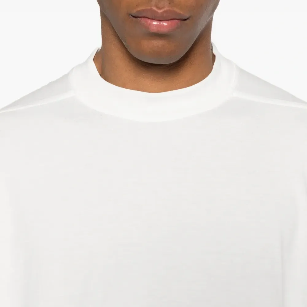 Футболка с круглым вырезом и короткими рукавами