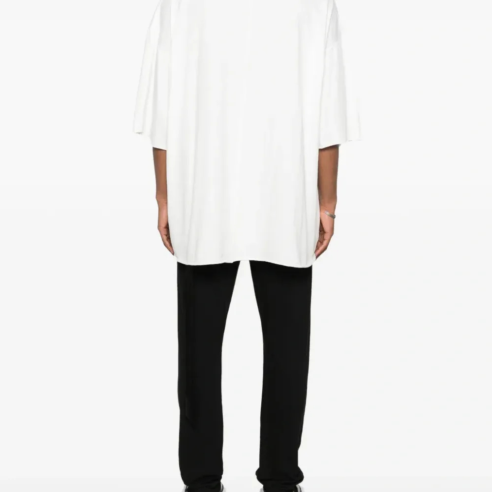 Футболка с круглым вырезом и короткими рукавами