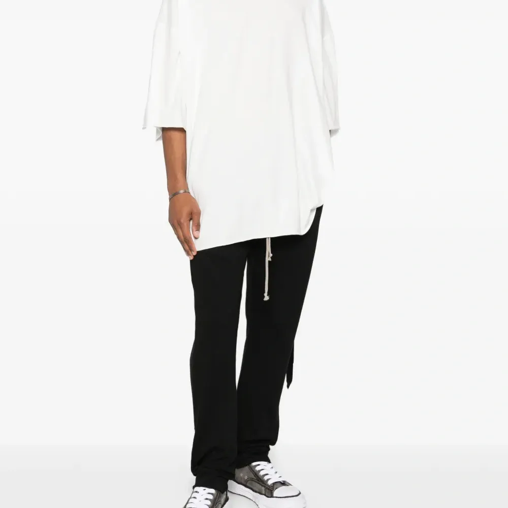 Футболка с круглым вырезом и короткими рукавами